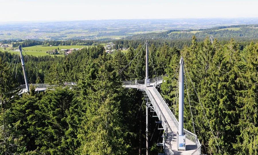 Aussicht auf den Skywalk Allgäu, einen Baumwipfelpfad mit weitem Blick über die Landschaft nahe dem Birkenhof.