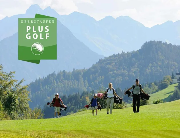 Vier Personen mit Golftaschen gehen über eine grüne Wiese, im Hintergrund Berge und Logo „Oberstaufen PLUS Golf“.