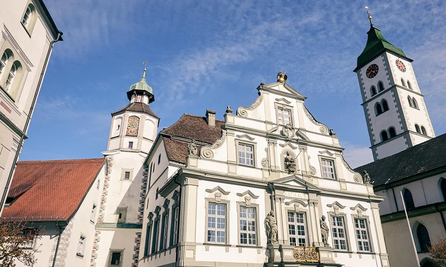 Historisches Rathaus und Kirchturm in Wangen vor blauem Himmel, ein beliebtes Ausflugsziel in der Umgebung des Birkenhof.
