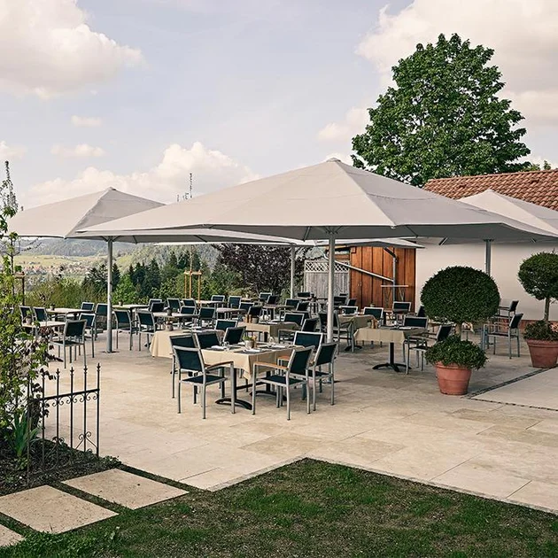 Die Terrasse des Hotels Birkenhof mit Tischen und Stühlen und Sonnenschirmen