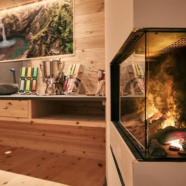 Kamin mit Feuer und Teeecke