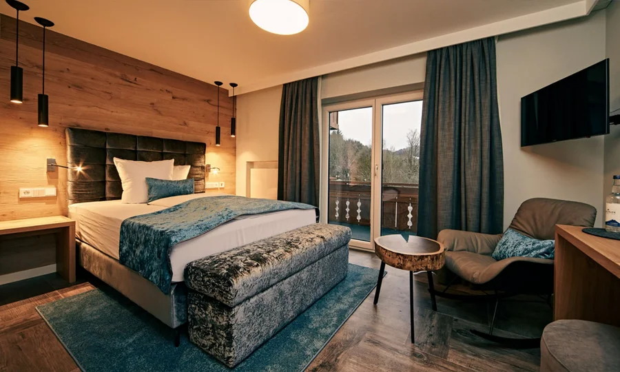 EZ_Zirbe_Bett_Wohnbereich_Hotel_Birkenhof_Oberstaufen_Allgaeu