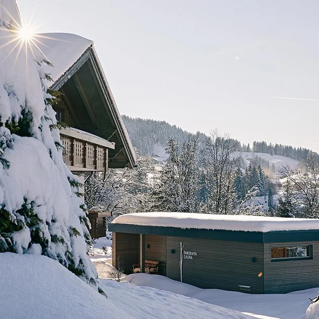 Aussenansicht des Hotels und der Panoramasauna im Winter