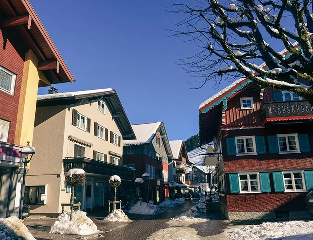Winterliche Häuserfassaden und Straßen im verschneiten Zentrum von Oberstaufen