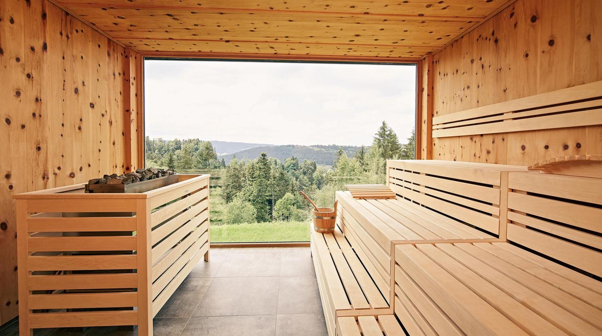 Panoramasauna aus Holz mit weitem Blick auf die Allgäuer Natur.