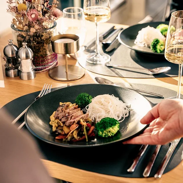 Kulinarisches Menü mit Fleisch und Gemüse und Reisnudeln im Restaurant des Hotels Birkenhof