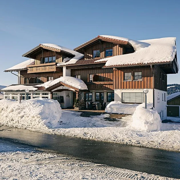 Hotel Birkenhof im Winter vom Parkplatz aus