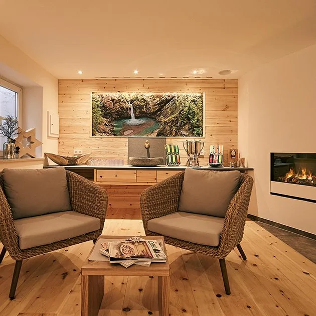 Ruhebereich mit Teecke zwei Sessel Zeitschriften gemütliche Kamin Atmosphäre