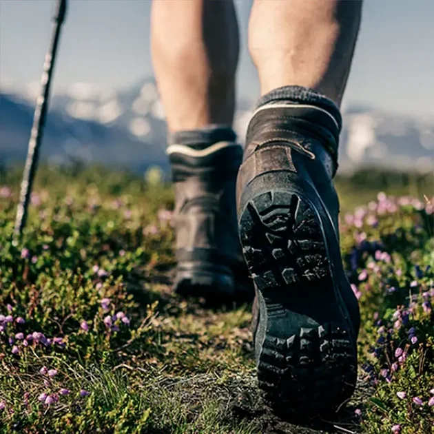 Wanderschuhe die durch die Natur im Allgäu wandern