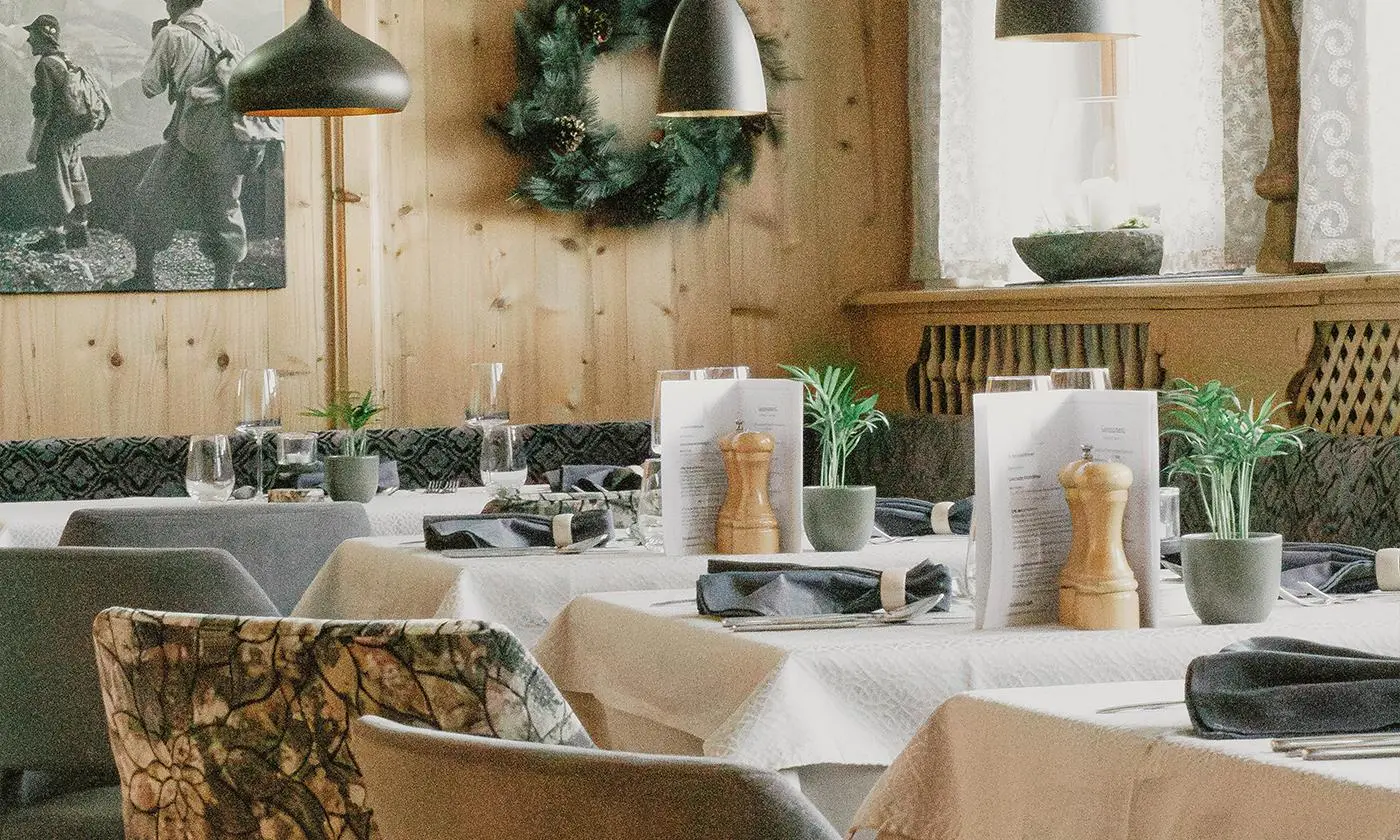 Gedeckte Tische in rustikal moderner Restaurantstube
