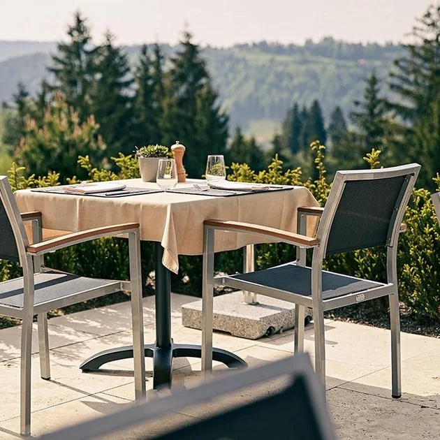 Zweier Tisch auf der Panoramaterrasse des Hotels im Sommer