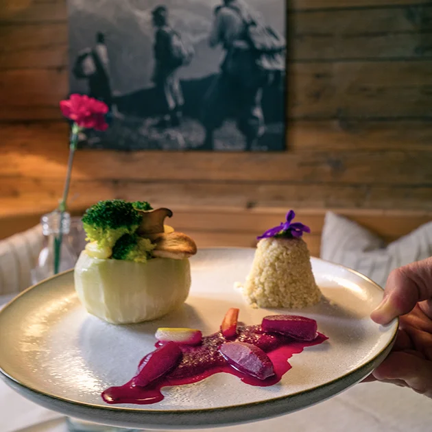 Kohlrabi Gemüse und Couscous im Teller serviert in Gaststube