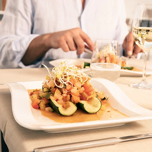 Frisch angerichteter Gemüseteller mit Zucchini, Tomaten und Sprossen, serviert im Hotel Birkenhof Oberstaufen im Allgäu.