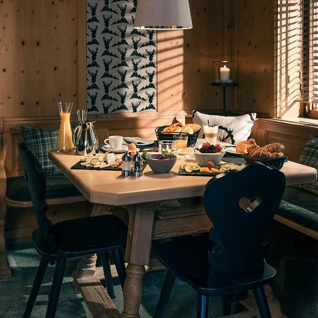 gedeckter Frühstückstisch in Gaststube im Hotel Birkenhof