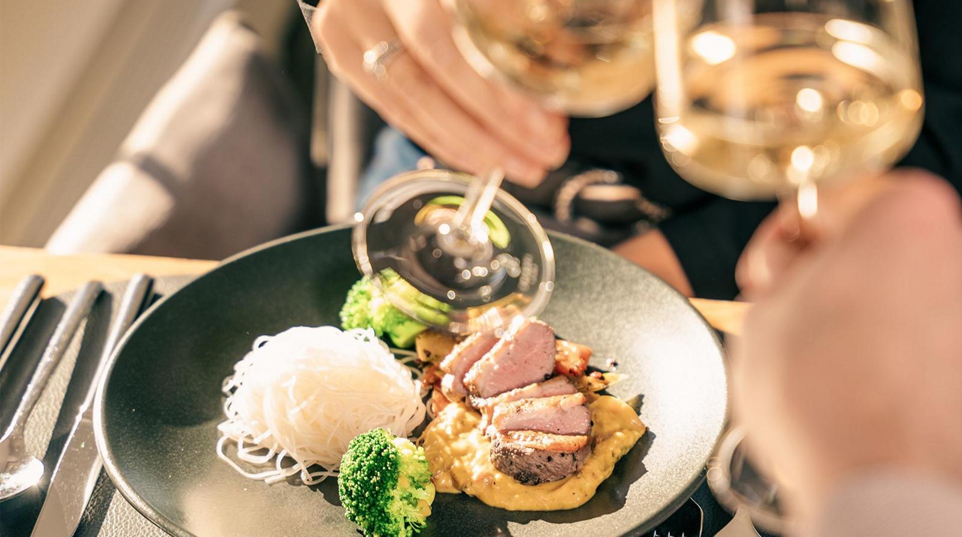 Feines Abendessen im Hotel Birkenhof mit Fleisch, Nudeln und Brokkoli, serviert mit Weißwein.
