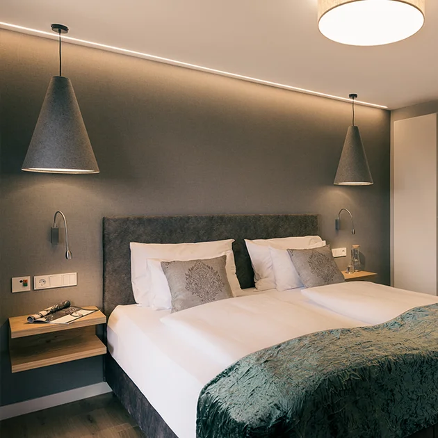Modern eingerichtetes Doppelzimmer mit eleganter Beleuchtung und entspannendem Ambiente.