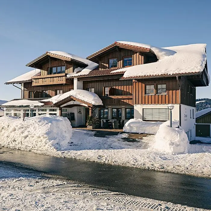 Hotelansicht von vorne im Winter