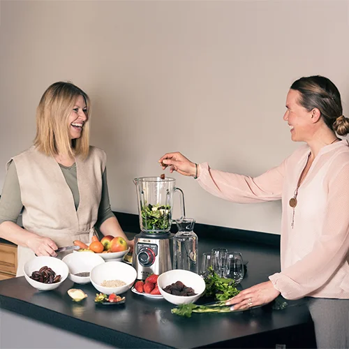 Andrea und Katja bereiten ein basisches Rezept im Birkenhof im Allgäu vor