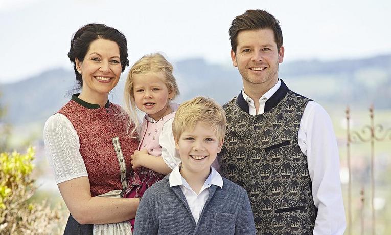 Familie Braunsch in traditioneller Allgäuer Tracht vor Bergpanorama in Oberstaufen