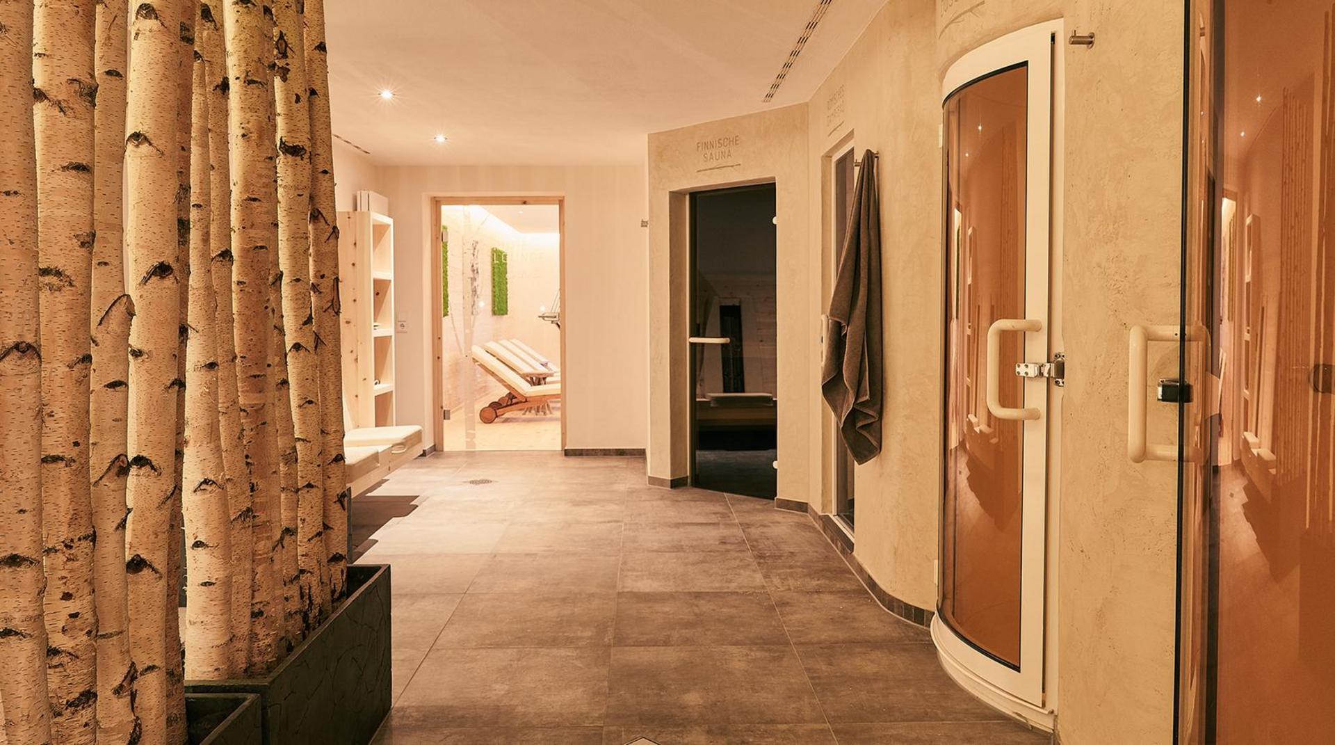 Eingangsbereich des NaturSpa mit Saunen und Ruhebereich im Hotel Birkenhof Oberstaufen.