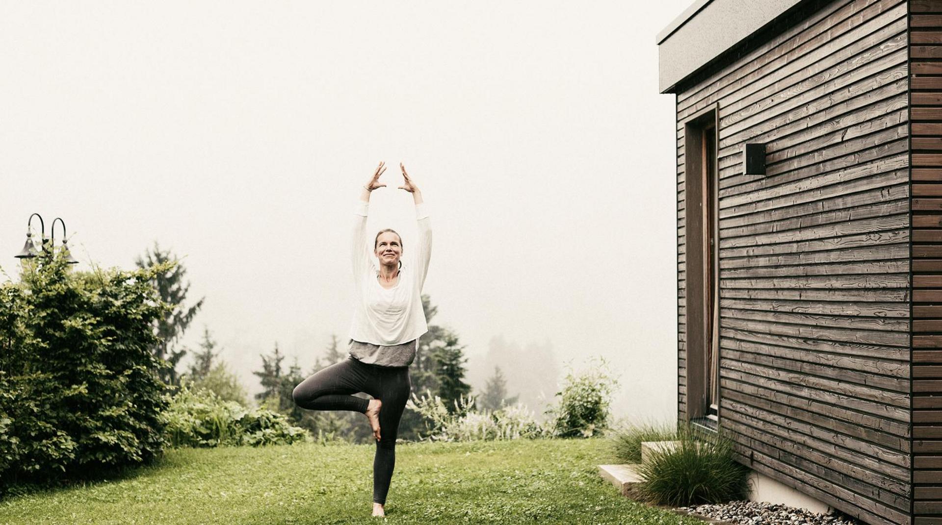 Yoga im Garten des Hotels Birkenhof neben Panoramasauna