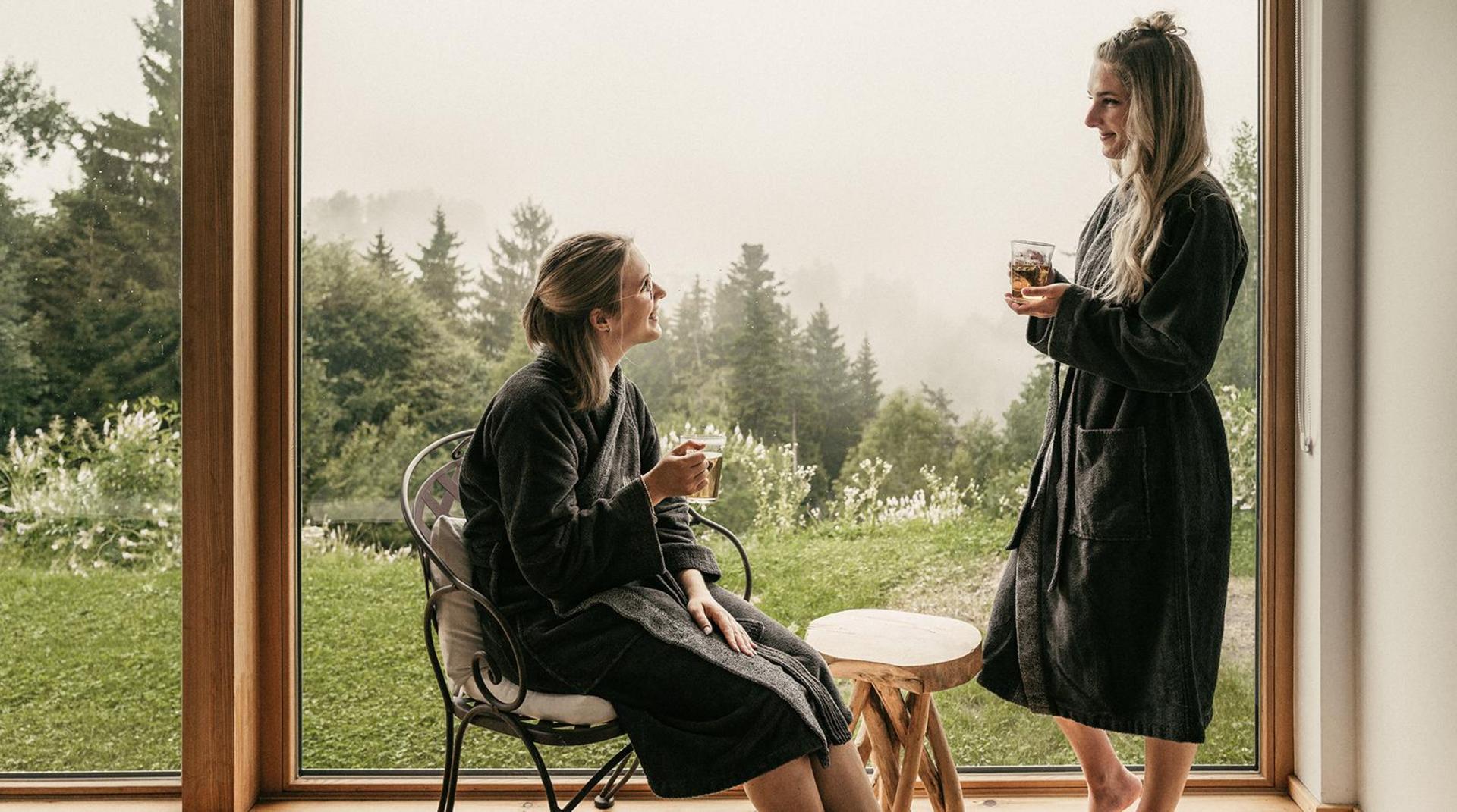 Zwei Frauen im Bademantel im Raum der Stille mit Panoramaaussicht