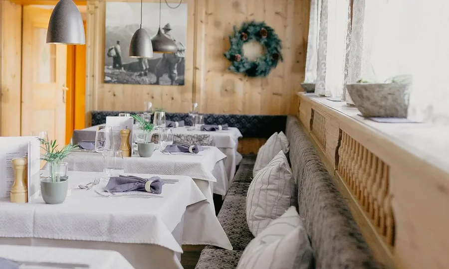 Restaurant mit rustikaler Eckbank, gemütlich alpines Design