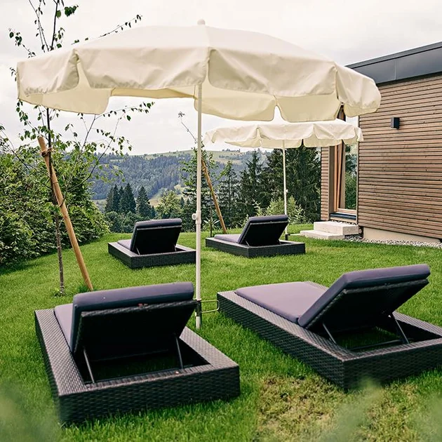 Gartenliegen im Garten des Hotels Birkenhof mit Panoramasauna