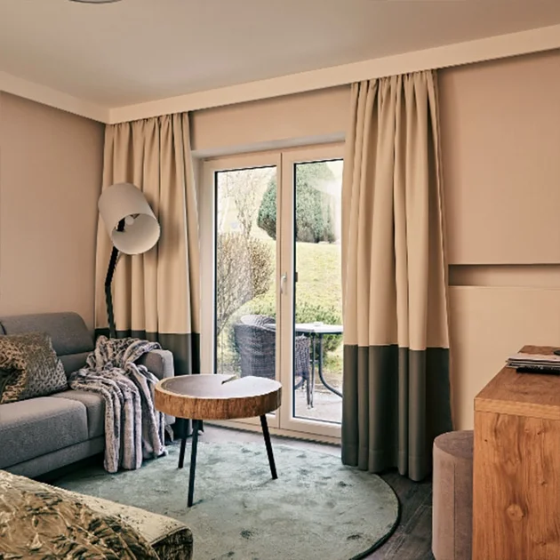 Doppelzimmer Birke Süd Blick auf Sofaecke und Fenster nach draußen