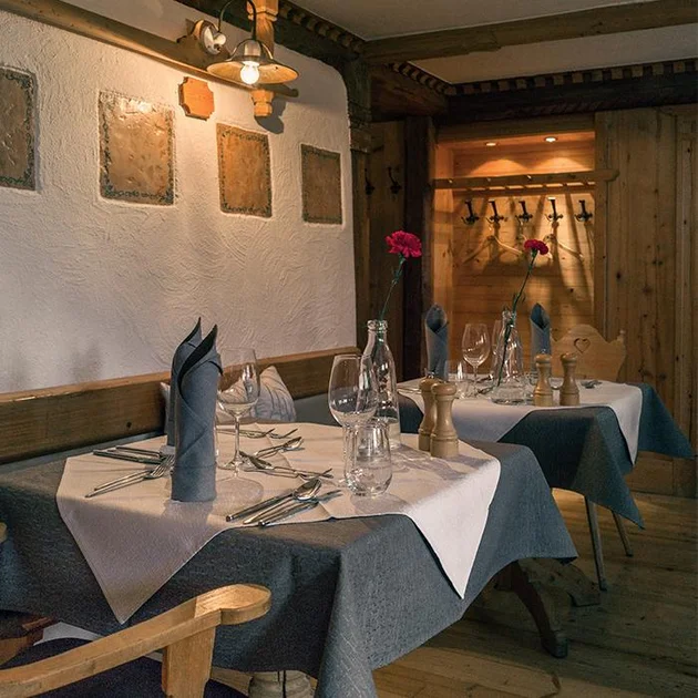 Gaststube des Hotels Birkenhof mit stilvoll dekoriertem Tisch für das Abendessen
