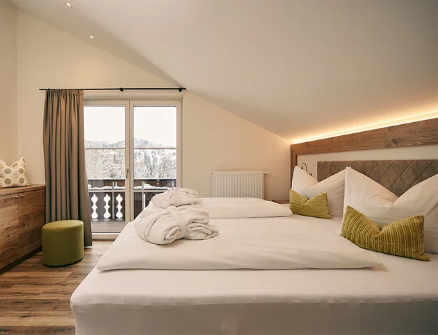 Doppelzimmer im Hotel Birkenhof in Oberstaufen mit Balkon und Blick auf die verschneiten Berge