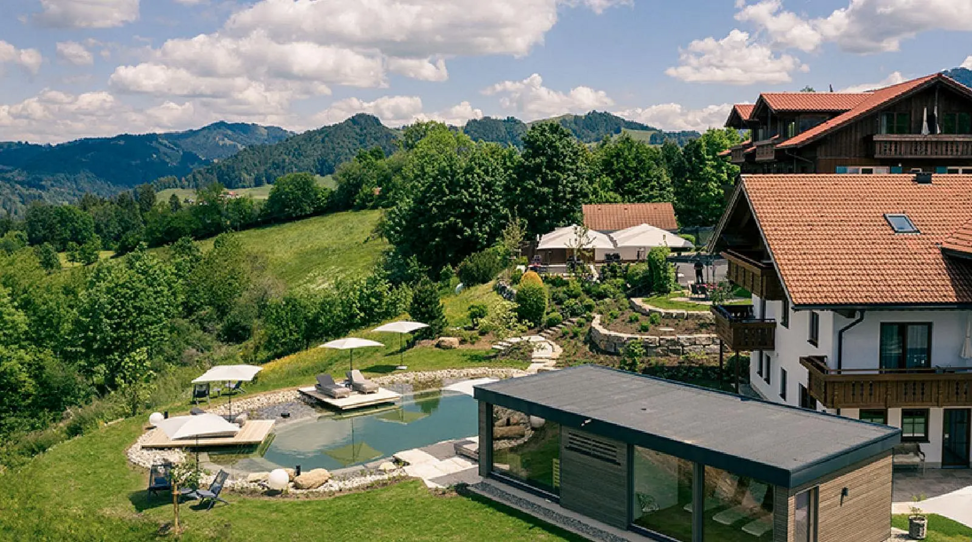Aussenansicht Naturschwimmteich Hotel_Birkenhof_Oberstaufen_Allgaeu