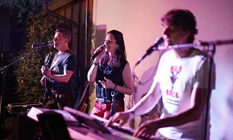 Live-Auftritt der Band Wildbock mit Sängerin, Gitarrist und Keyboarder