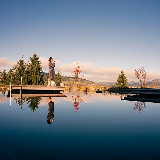 Naturschwimmteich im Herbst im Hotel Birkenhof
