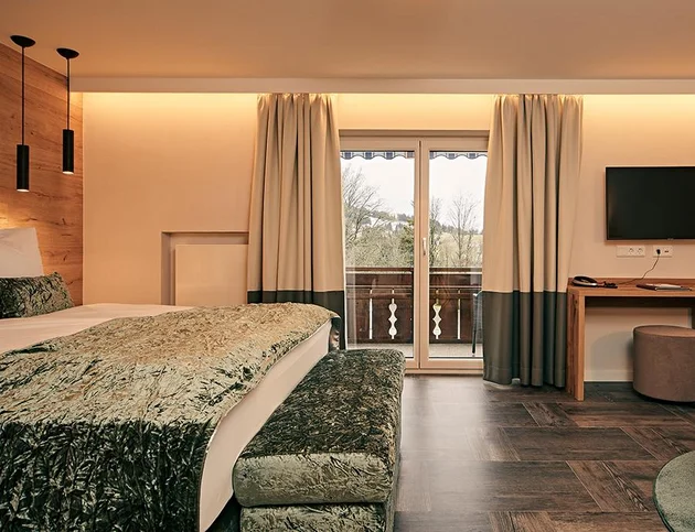 Großes Badezimmer mit grauen Steinfliesen, begehbarer Dusche und Doppelwaschbecken