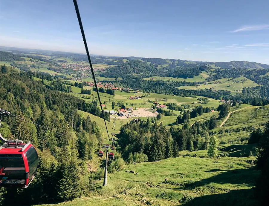 Huendle Seilbahn inmitten von grüner Berglandschaft