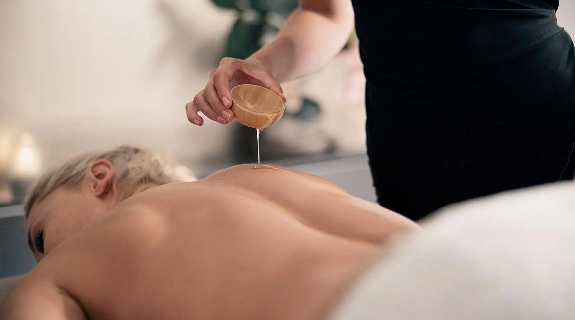 Massage mit Öl im Spa Hotel Birkenhof Oberstaufen Massage mit warmem Öl im Spa-Bereich des Birkenhof Oberstaufen.