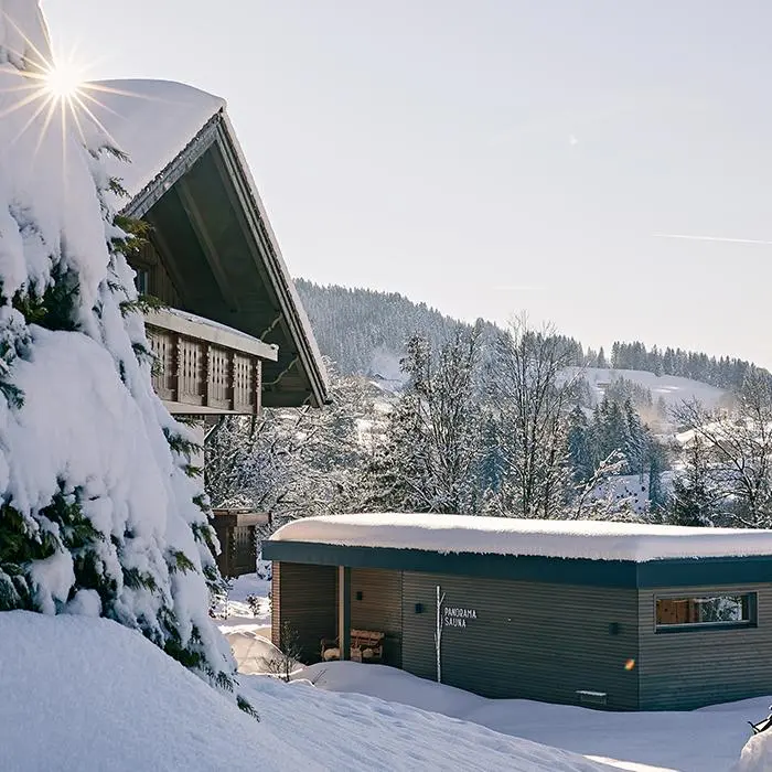 Hausansicht und Blick auf die Panoramasauna im Winter