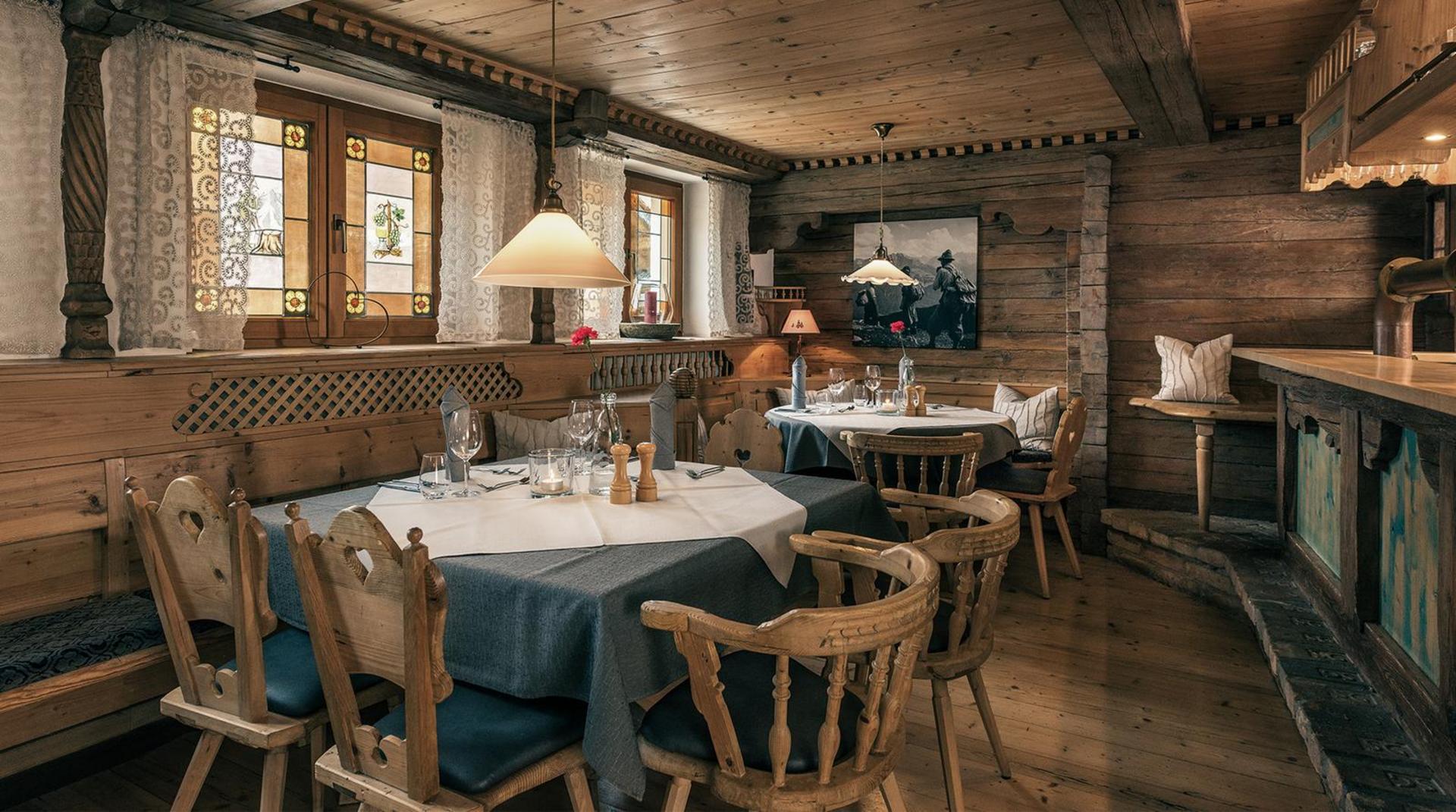 Rustikal eingerichtetes Restaurant mit Holzmöbeln und gemütlicher Atmosphäre