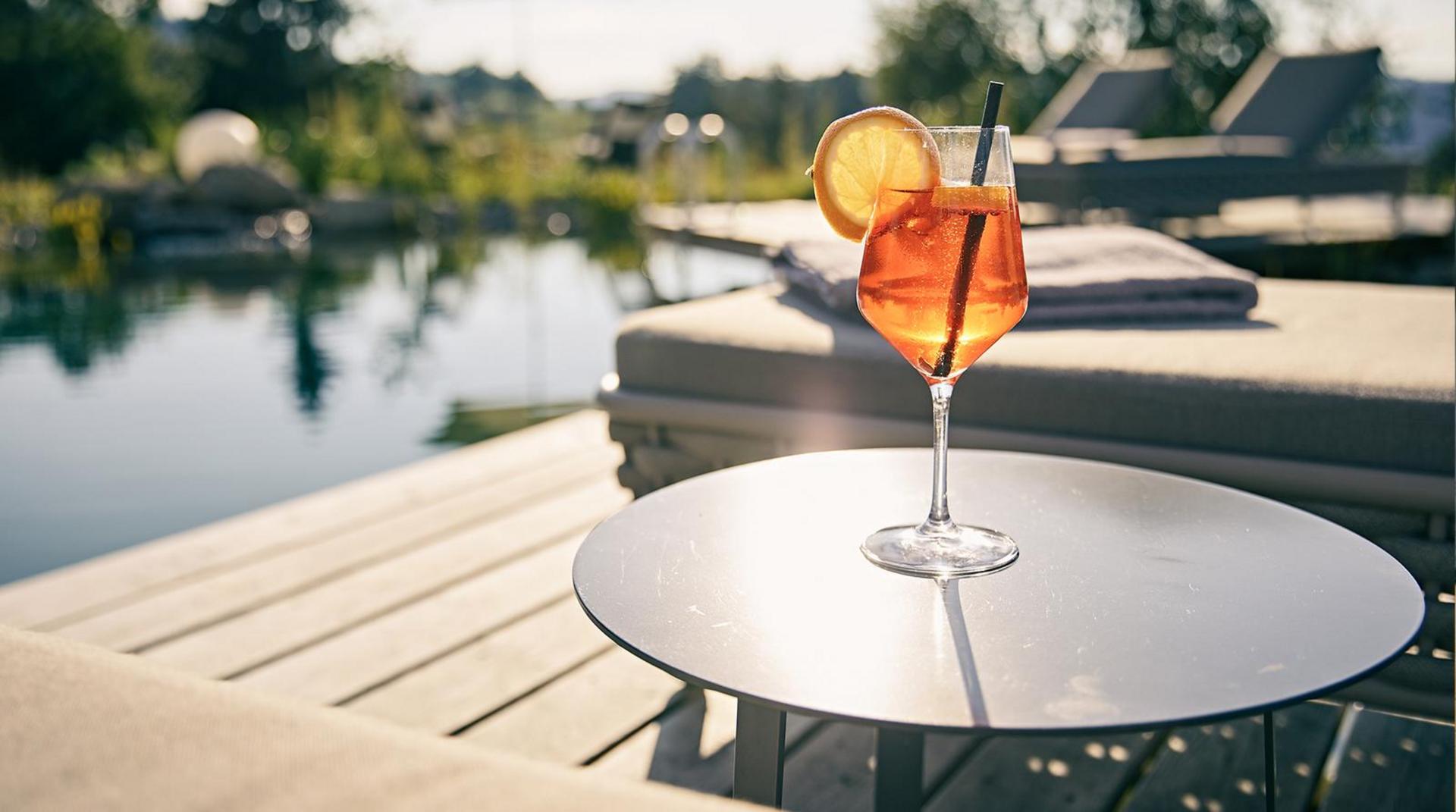 Aperol am Naturschwimmteich im Hotel Birkenhof Oberstaufen Allgaeu