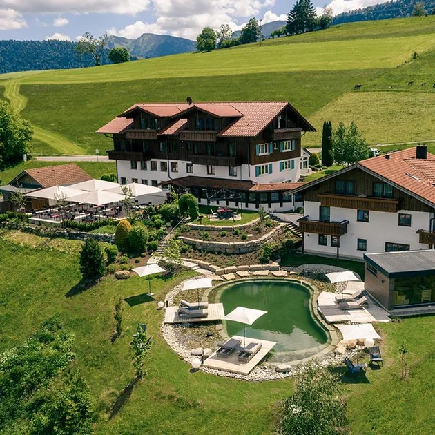 Das Hotel Birkenhof mit Naturschwimmteich im Sommer von außen