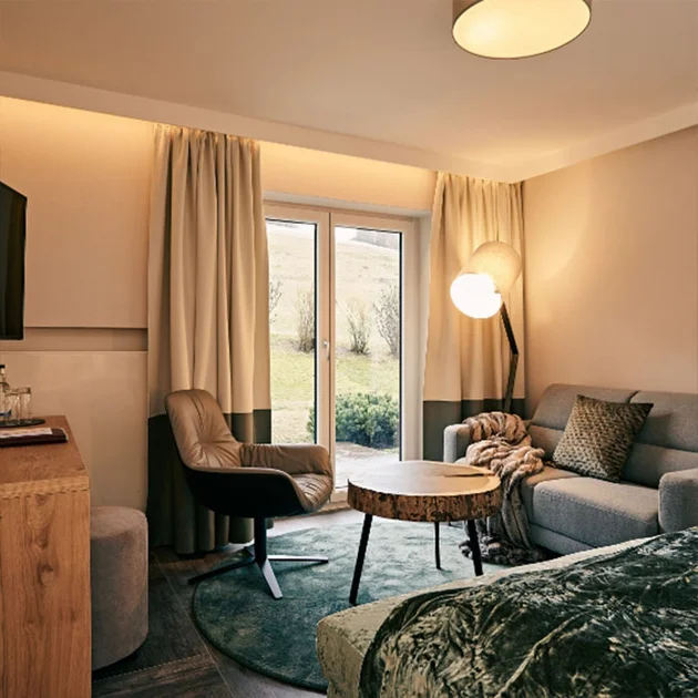 Doppelzimmer Birke Süd Wohnbereich Sofa und Bett