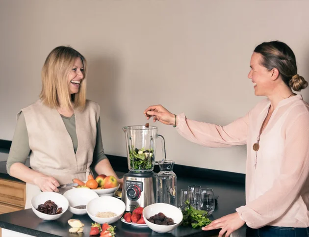 Andrea und Katja vom Hotel Birkenhof Oberstaufen bereiten gemeinsam ein basisches Rezept mit frischen Zutaten zu.