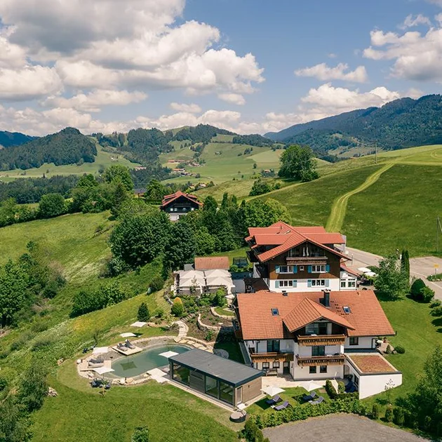 Das Hotel Birkenhof mit Naturschwimmteich und umliegende Natur von oben