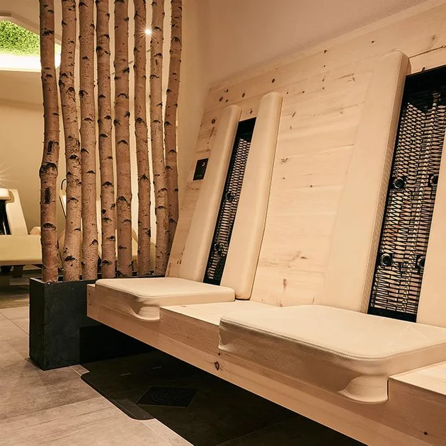 Infrarot-Liegen aus Holz im NaturSpa des Hotels Birkenhof